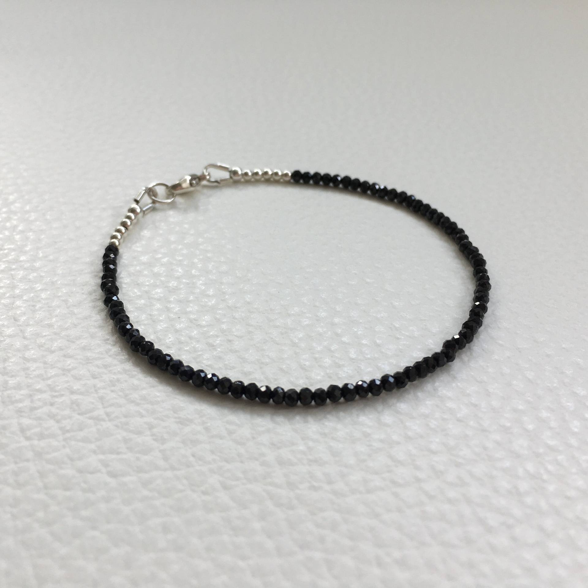 Schwarzer Spinell Armband, Schwarze Edelstein-Schmuck, Zierliche Geschenk Für Sie Zu Stapeln Schwarzer Spinell Armband, Schwarze Edelstein-Schmuck, Zierliche Geschenk Für Sie Zu Stapeln von Evviejewelry