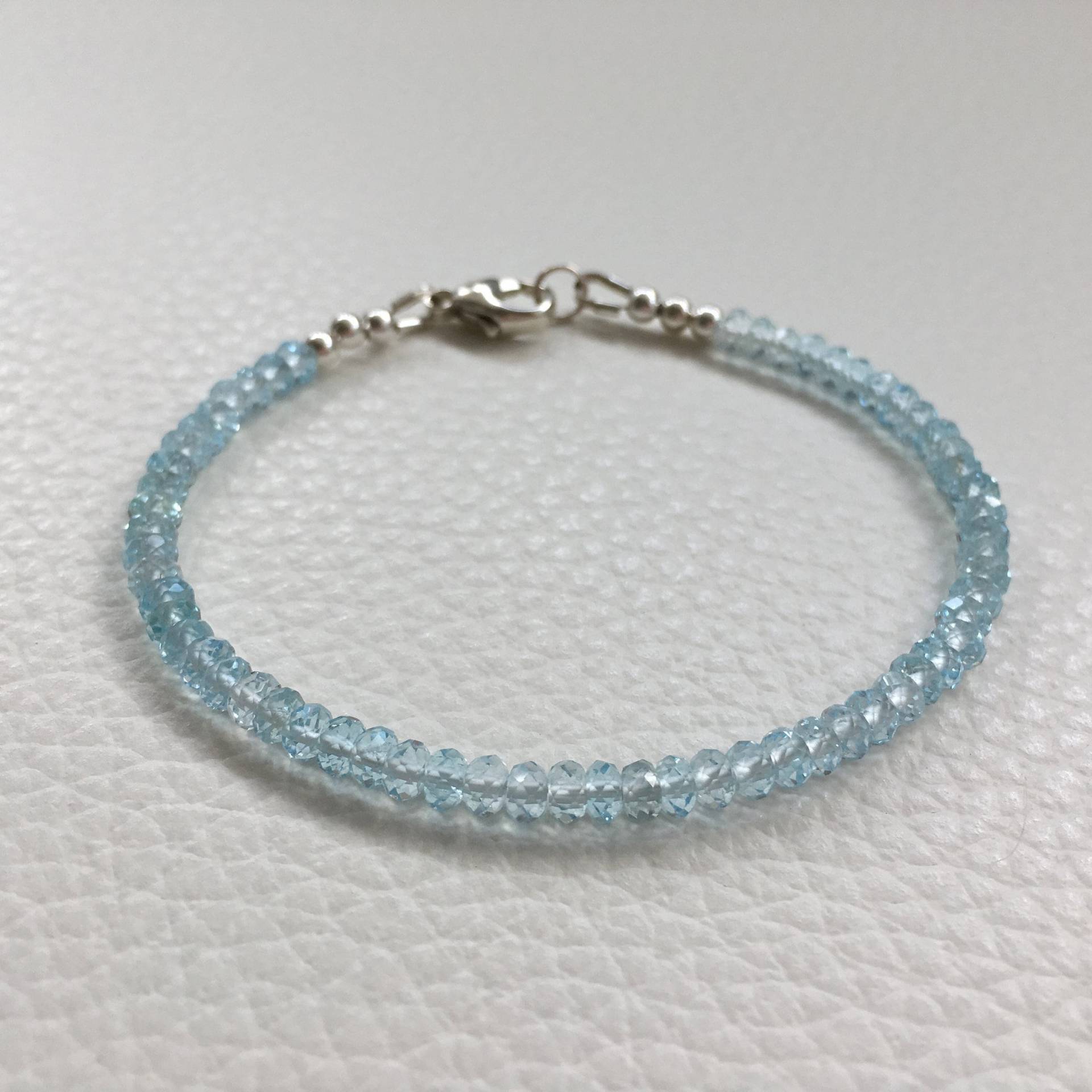 Sky Blue Topas Armband, Geschenk Für Sie, Frauen, Stapel November Geburtstag, Zierliche Edelstein-Schmuck Sky Blue Topas Armband, Geschenk Für Sie, Frauen, Stapel November Geburtstag, Zierliche Edelstein-Schmuck von Evviejewelry