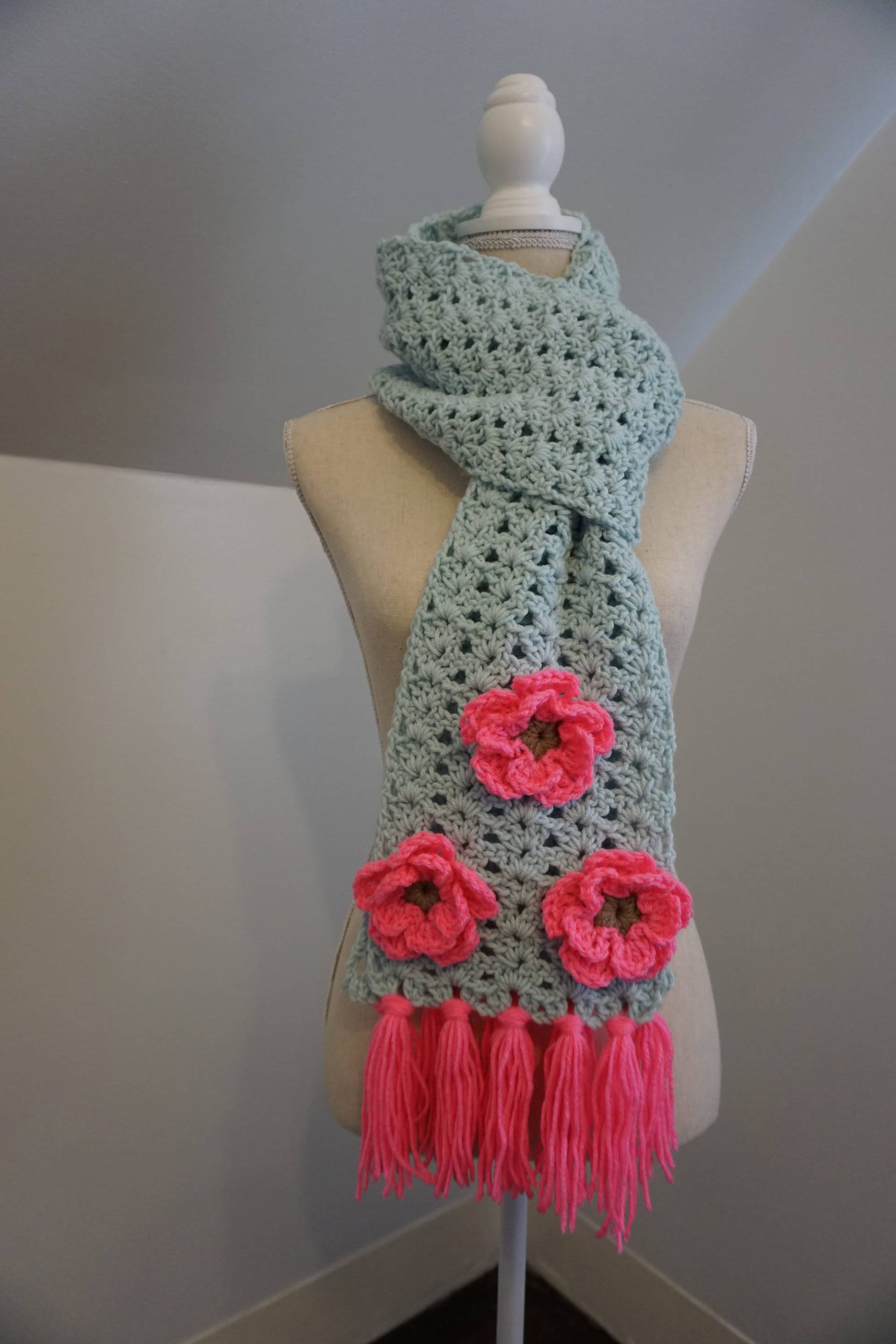 Häkeln Blass Grün Schal Mit Leuchtend Rosa Blumen Häkeln Blass Grün Schal Mit Leuchtend Rosa Blumen von Evymira