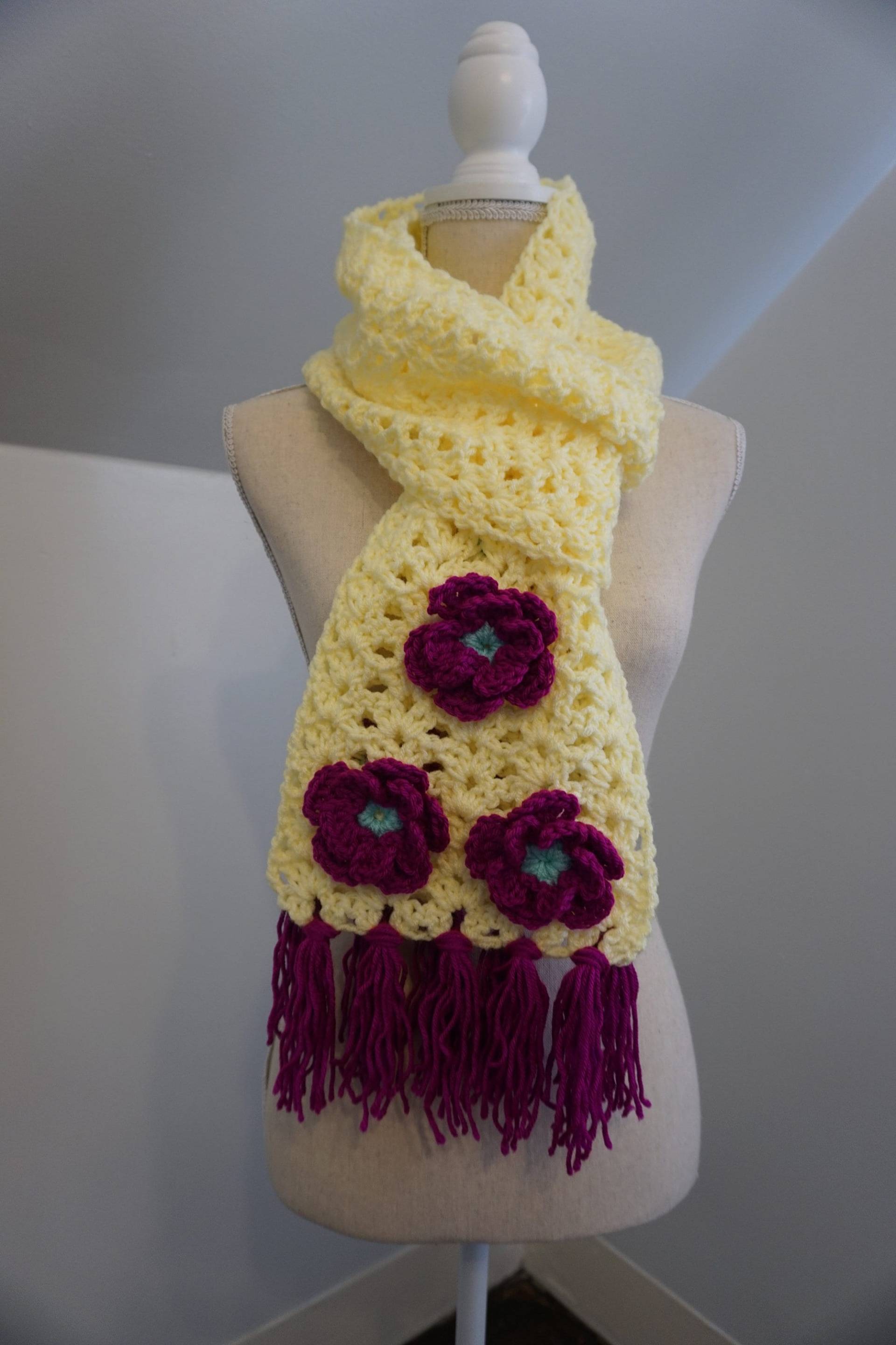 Häkeln Blassgelb Mit Leuchtenden Violetten Blumen Häkeln Blassgelb Mit Leuchtenden Violetten Blumen von Evymira