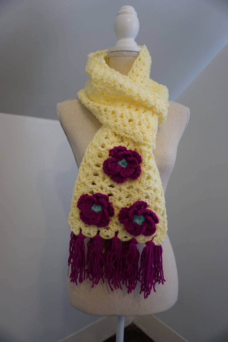 Häkeln Blassgelb Mit Leuchtenden Violetten Blumen von Evymira