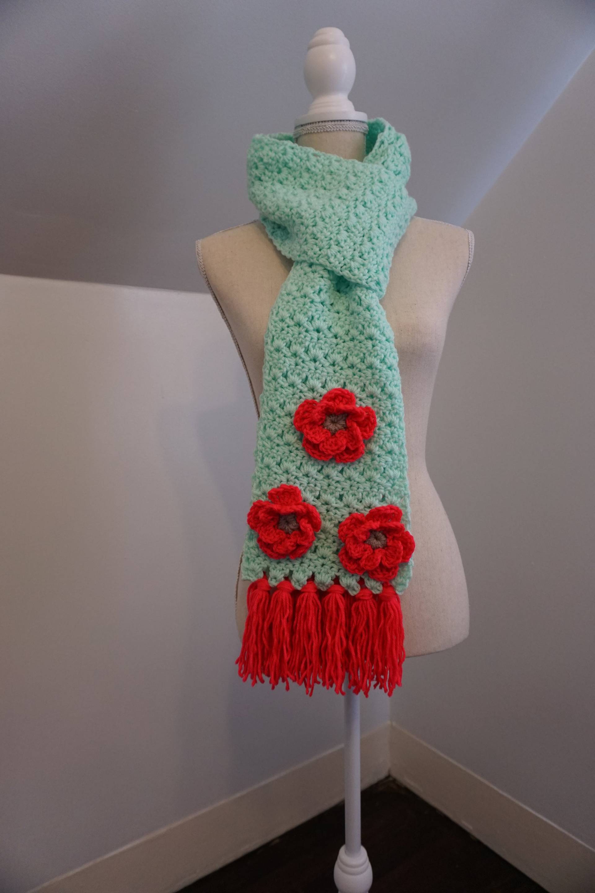 Häkeln Mint Schal Mit Heißen Rosa Blumen Häkeln Mint Schal Mit Heißen Rosa Blumen von Evymira