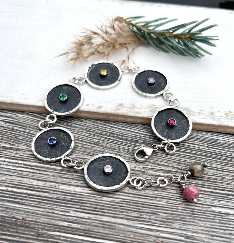 Armband Aus Oxidiertem Sterlingsilber Regenbogen-Zirkonia-Scheiben Armband Aus Oxidiertem Sterlingsilber Regenbogen-Zirkonia-Scheiben von Ewasko