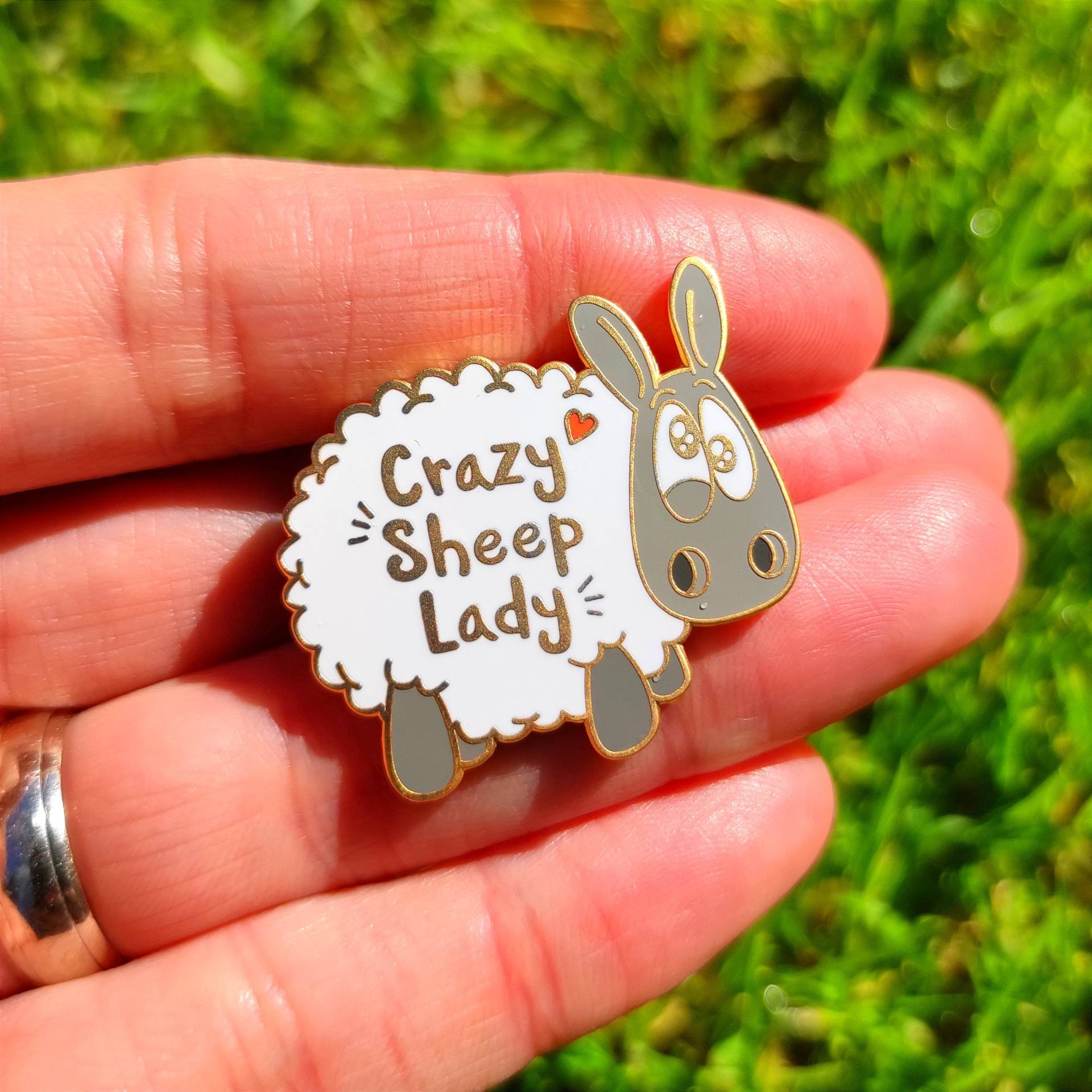 Crazy Sheep Lady - Emaille Pin, Anstecker Schaf, Pin Abzeichen, Geschenk Anstecker, Für Wolle, Wolle Liebhaber, Schaf Brosche von Eweniverse