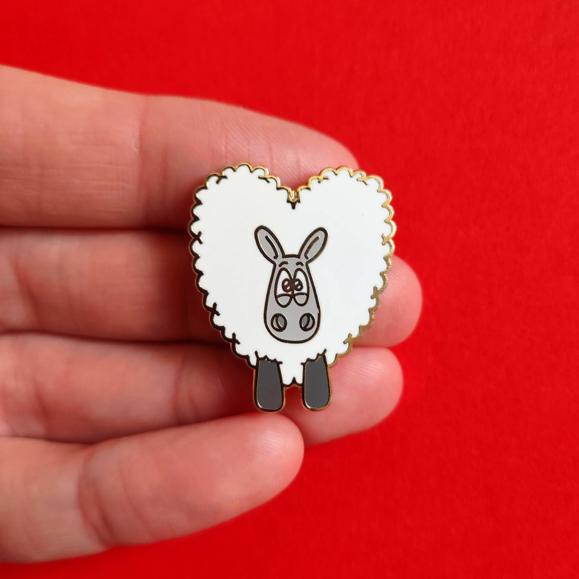 Liebe Schaf ..emaille Pin, Geschenk, Pin Abzeichen, Garn Liebhaber Wolle Liebhaber, Süßes Valentinstag Herz Geschenk von Eweniverse