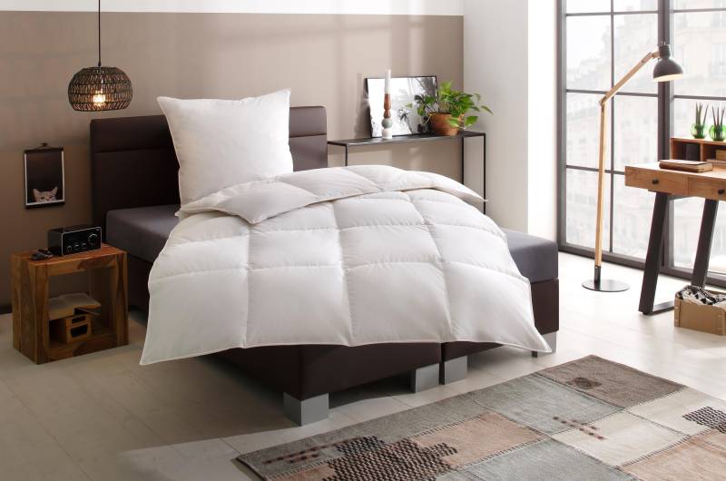 Älgdröm Daunenbettdecke + 3-Kammer-Kopfkissen "Lasse, Bettdecke 135x200 cm, 155x220 cm, Made in Green" 2-tlg., Set mit Kissen 40X80 cm, 80x80 cm, allergikerfreundlich von Älgdröm