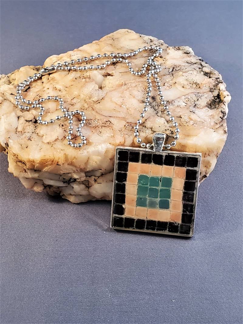 Handgemachte Mosaikfliesen-Halskette Handwerkerquadratanhänger, 55 cm Handgemachte Mosaikfliesen-Halskette Handwerkerquadratanhänger, 55 cm von ExclusivelyYours0Kim