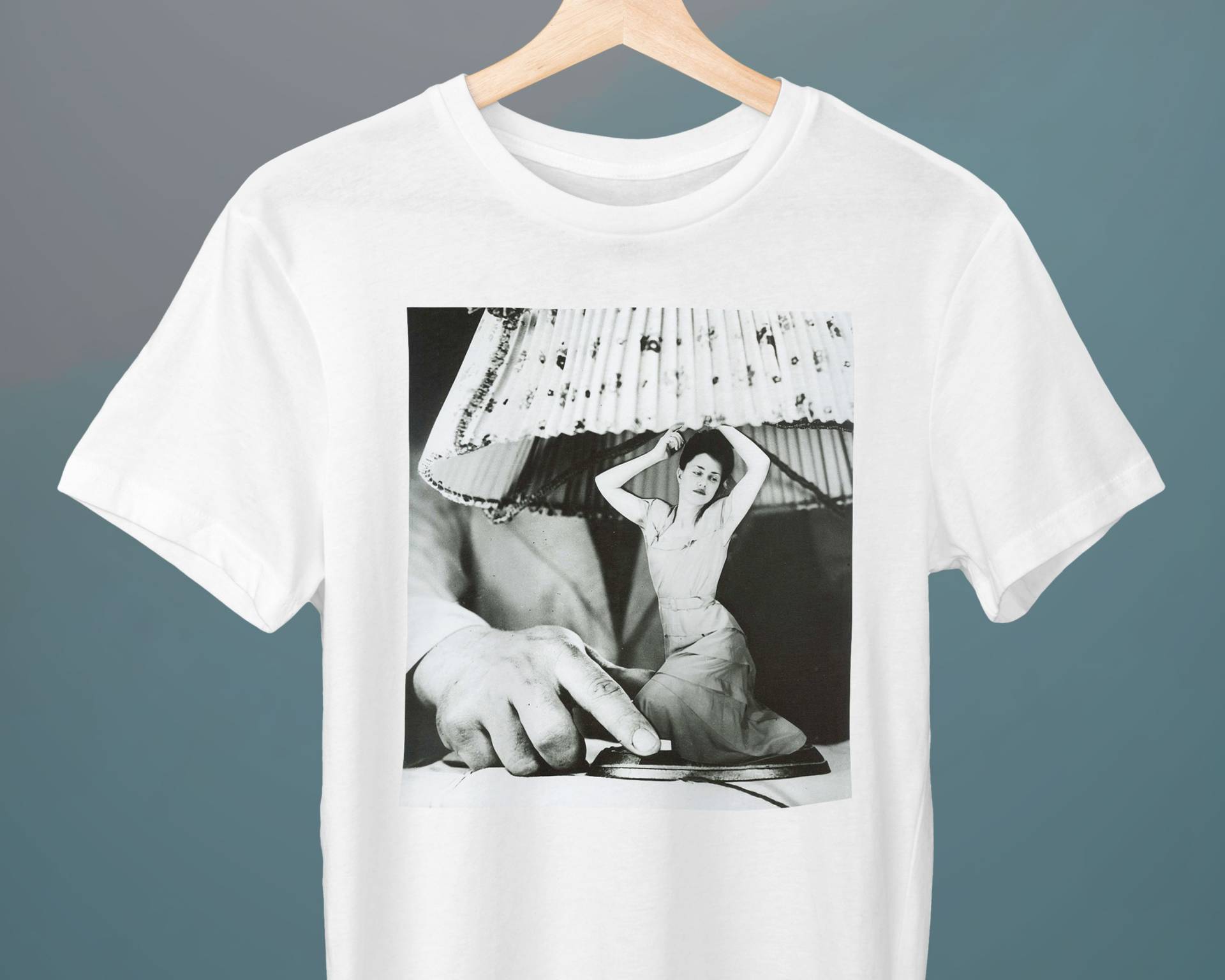 Articulos Eléctricos Para El Hogar, Sueño No. 1, Grete Stern, Unisex T-Shirt, Kunst Geschenk Für Sie, Ihn, Kunstliebhaber von Exhibilirio