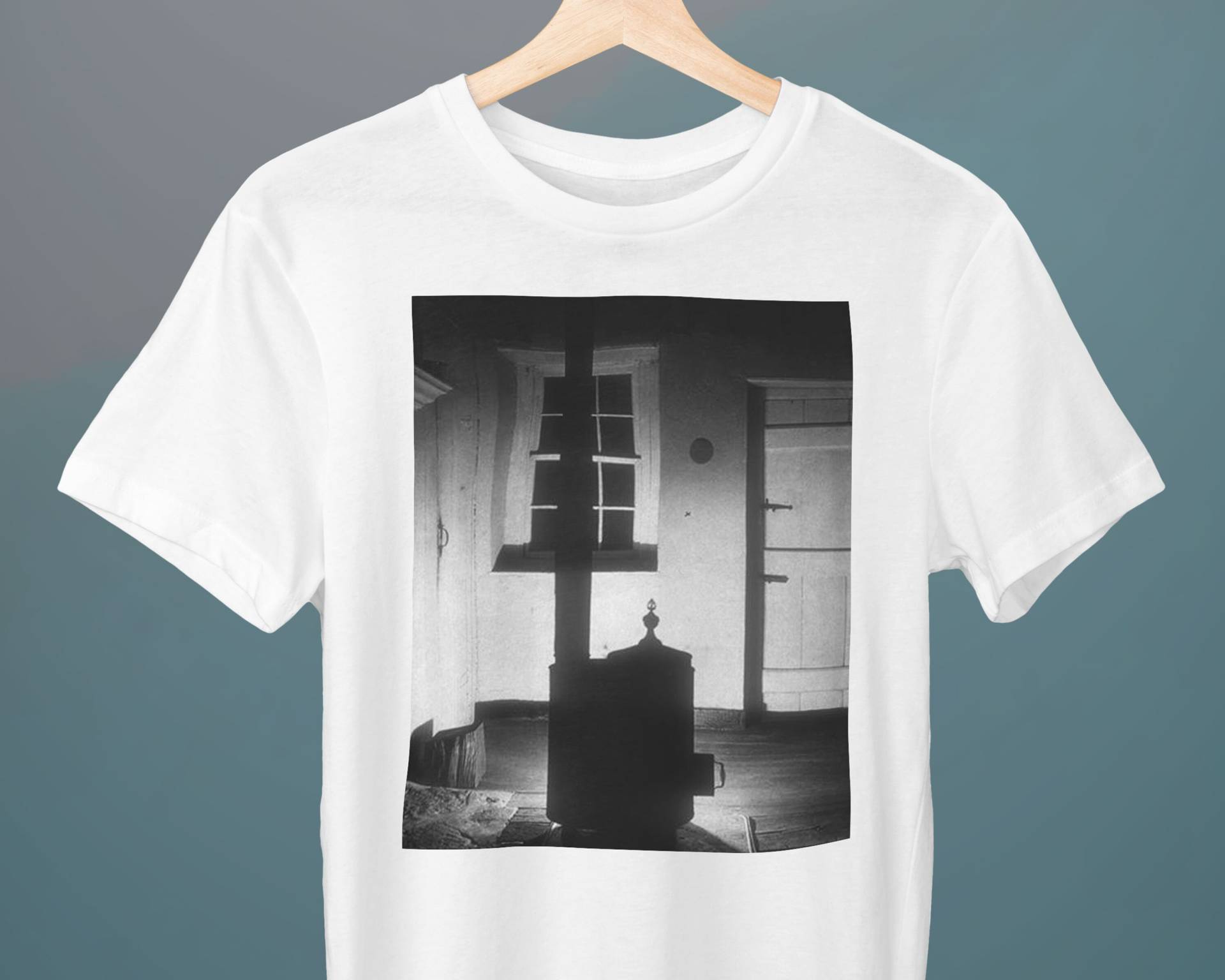 Doylestown House, The Stove, Charles Sheeler Gemälde, Unisex T-Shirt, Kunst Geschenk Für Sie, Ihn, Kunstliebhaber von Exhibilirio