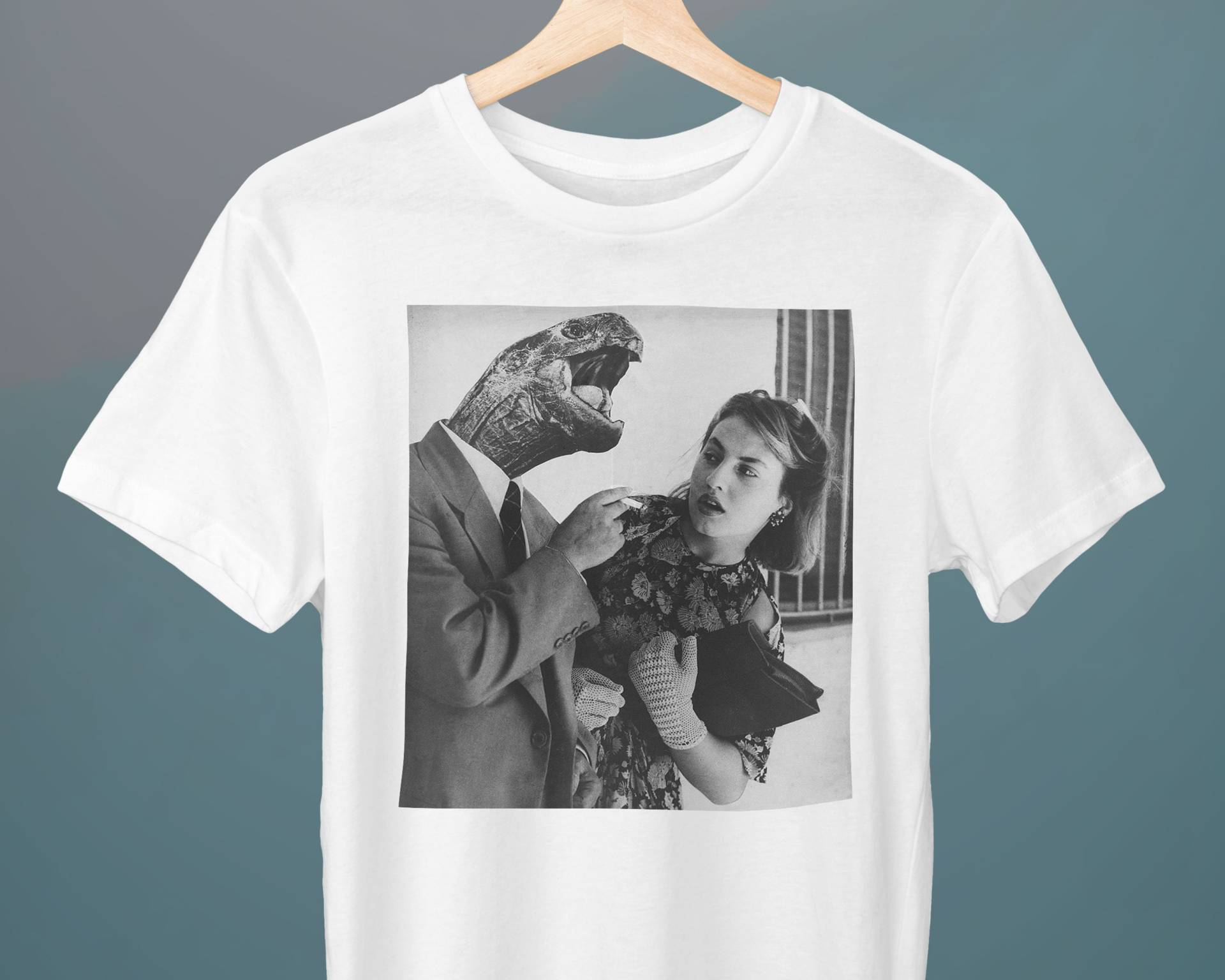 Liebe Ohne Illusion, Sueño No. 28, Grete Stern, Unisex T-Shirt, Kunst Geschenk Für Sie, Ihn, Kunstliebhaber von Exhibilirio