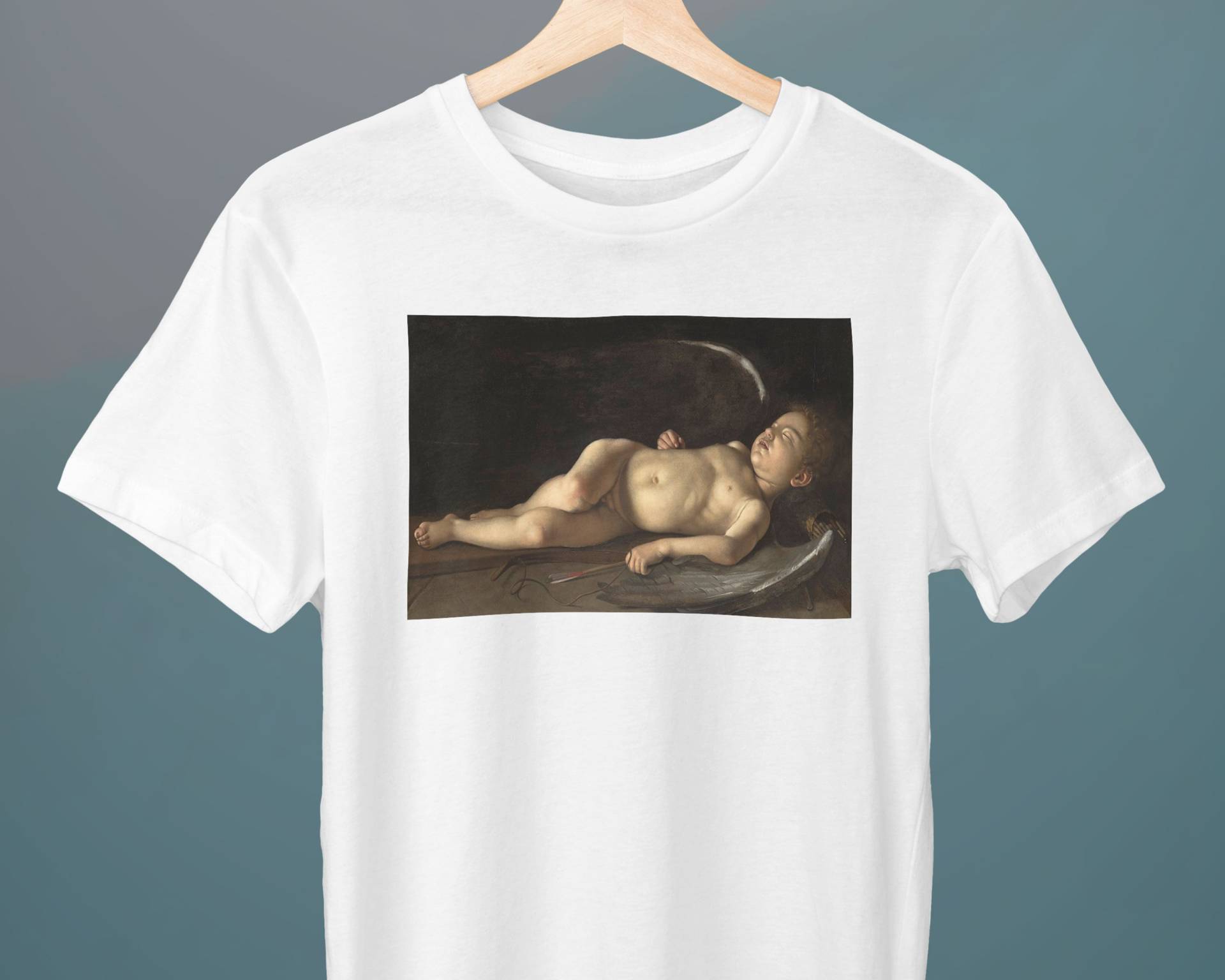 Schlafender Amor, Caravaggio Malerei, Unisex T-Shirt, Kunst Amor Geschenk Für Sie, Ihn, Kunstliebhaber von Exhibilirio