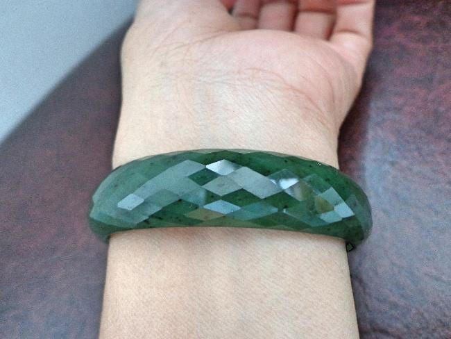 60 Mm Nephrit - Jade Facettierter D-Armreif. S494 60 Mm Nephrit - Jade Facettierter D-Armreif. S494 von Eximha