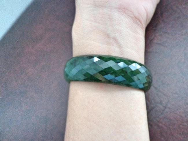 63 Mm Nephrit Jade Facettiert Armreif. S450 63 Mm Nephrit Jade Facettiert Armreif. S450 von Eximha