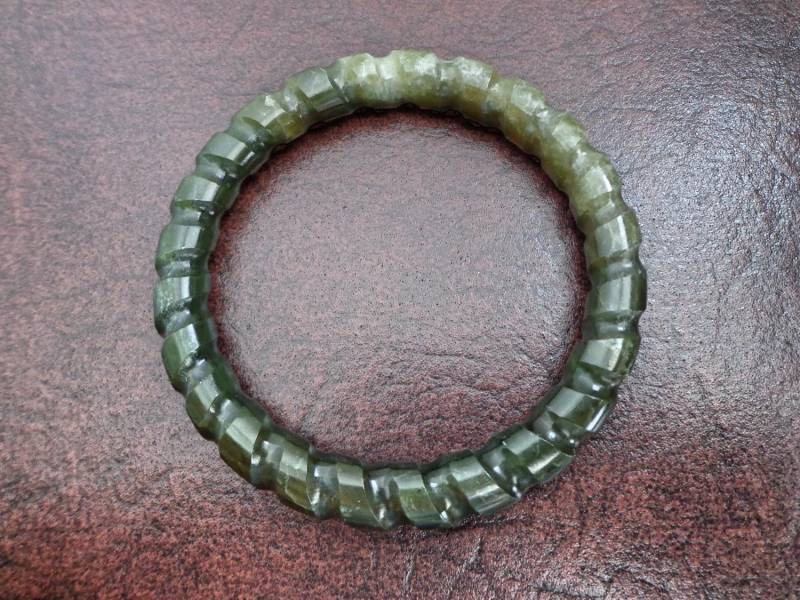 63 Mm Nephrit Jade Twist Rundes Armreif. S213 63 Mm Nephrit Jade Twist Rundes Armreif. S213 von Eximha