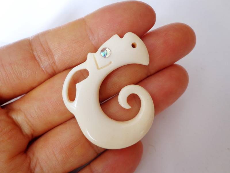 Conch Auge Und Knochen Fischhaken Anhänger. B30 von Eximha