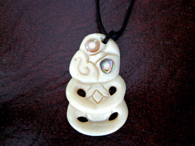 Conch Augen Und Knochen Tiki Anhänger. B22 von Eximha