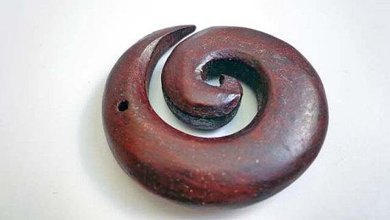 Holz Spiral Koru Anhänger. W46 Holz Spiral Koru Anhänger. W46 von Eximha