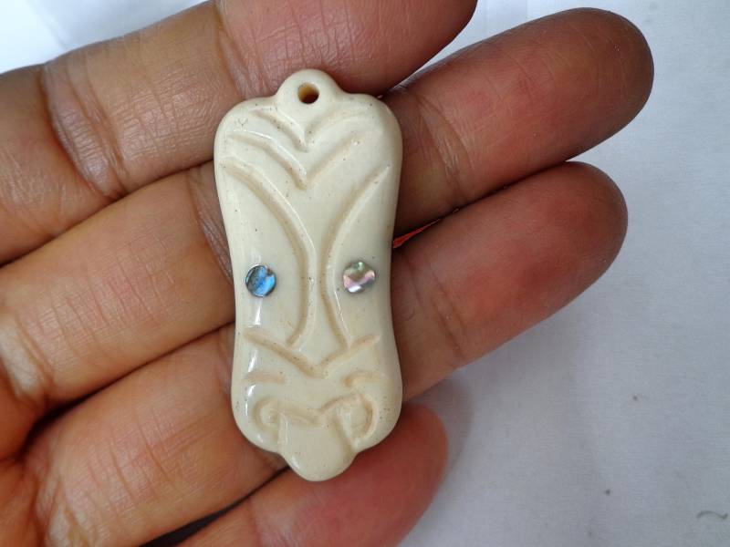 Knochen Tiki Anhänger Schmuck Mit Conch Augen. B24 Knochen Tiki Anhänger Schmuck Mit Conch Augen. B24 von Eximha