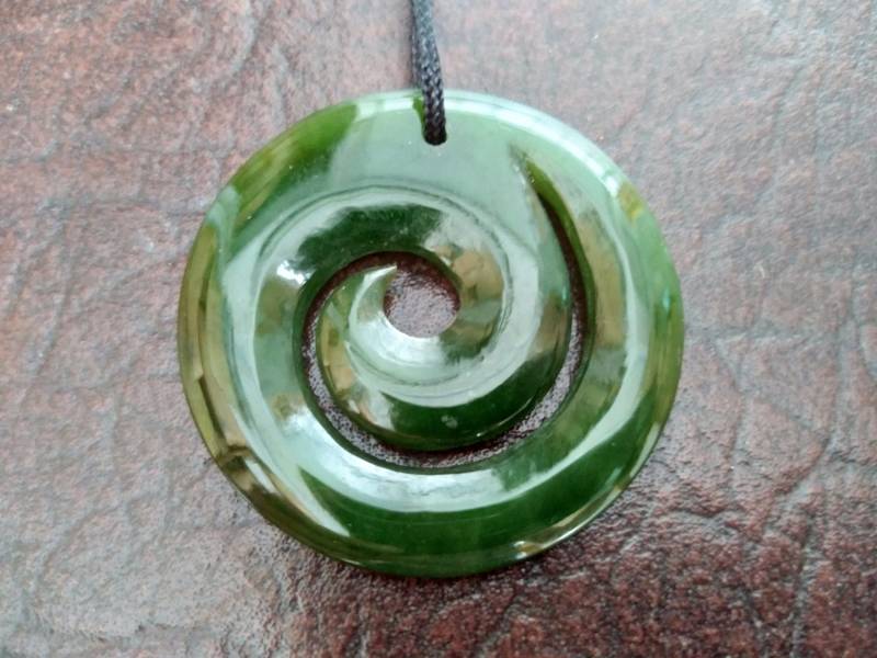 Nephrit Jade 40mm Maori Koru Anhänger. S418 von Eximha