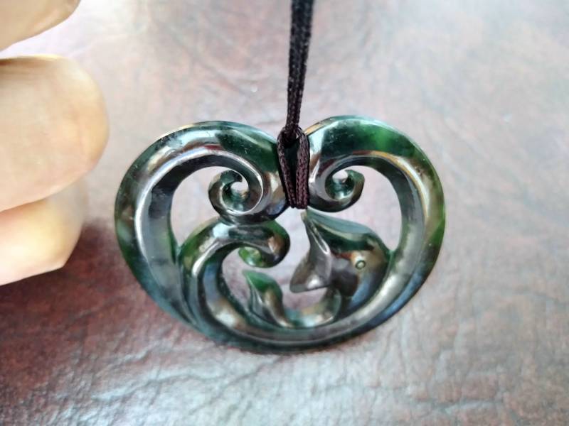 Nephrit Jade Delfin Und Wellen Ozean Anhänger. Sb365 von Eximha