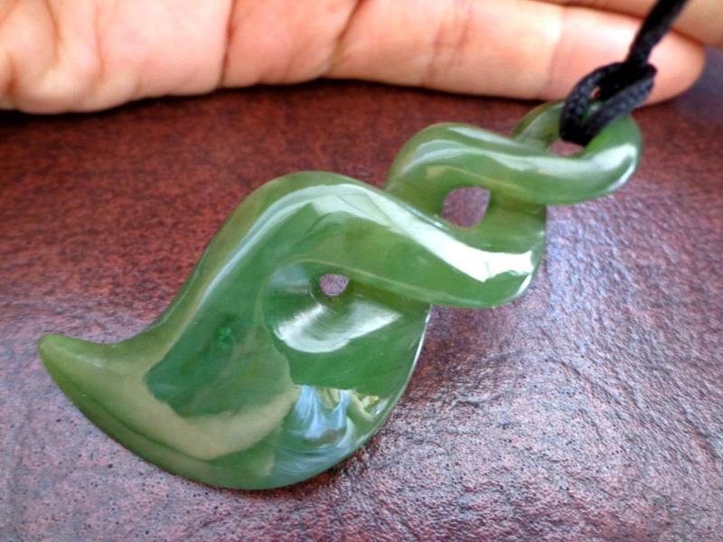 Nephrit Jade Doppel Twist Anhänger. S531 von Eximha