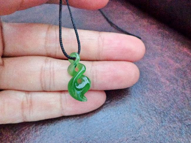 Nephrit Jade Double Twist Anhänger. S527 von Eximha