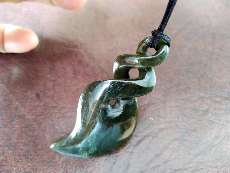 Nephrit Jade Double Twist Anhänger. S532 Nephrit Jade Double Twist Anhänger. S532 von Eximha
