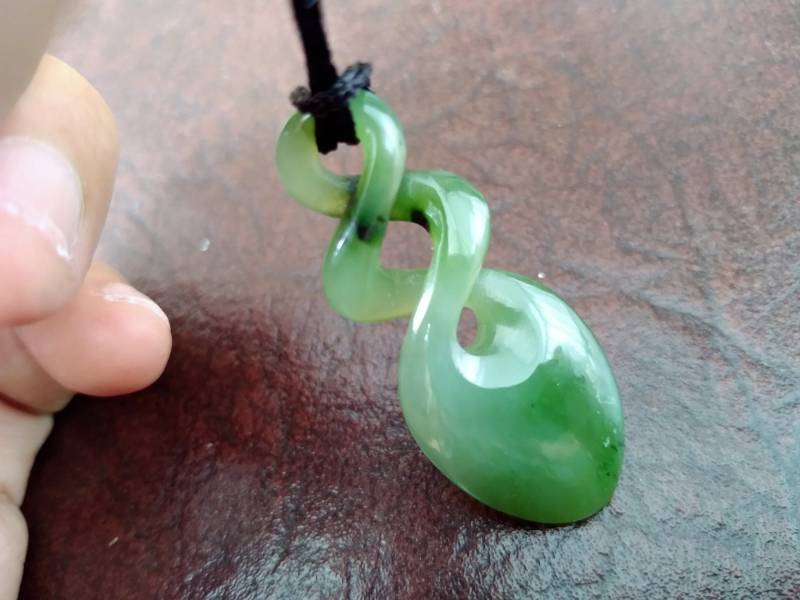 Nephrit Jade Double Twist Anhänger. S86 von Eximha