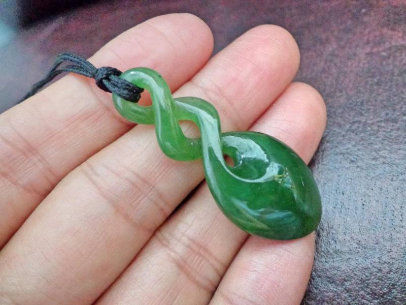 Nephrit Jade Double Twist Anhänger. S88 Nephrit Jade Double Twist Anhänger. S88 von Eximha