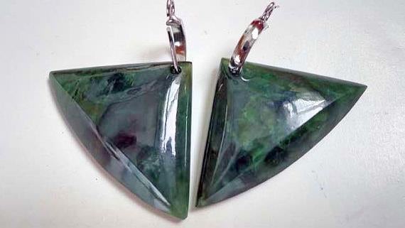 Nephrit Jade Dreieck Ohrringe. S317 Nephrit Jade Dreieck Ohrringe. S317 von Eximha