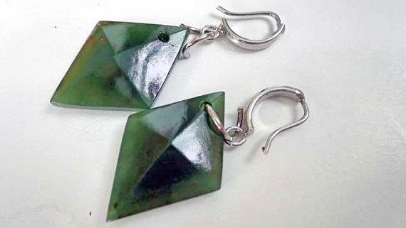 Nephrit Jade Facettierte Lozenge Ohrringe. S315 von Eximha
