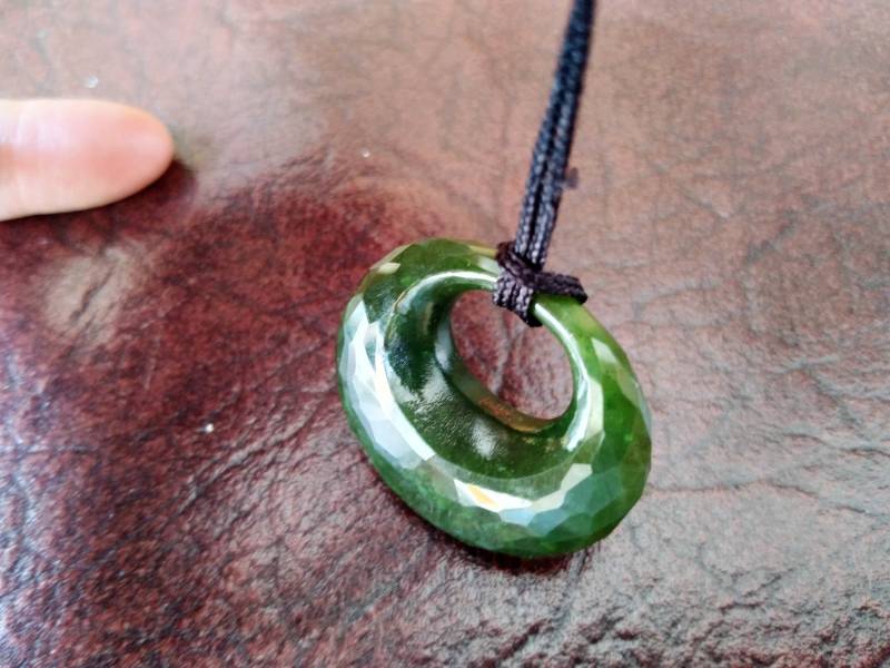 Nephrit Jade Facettierter Handtaschenanhänger. S456 von Eximha