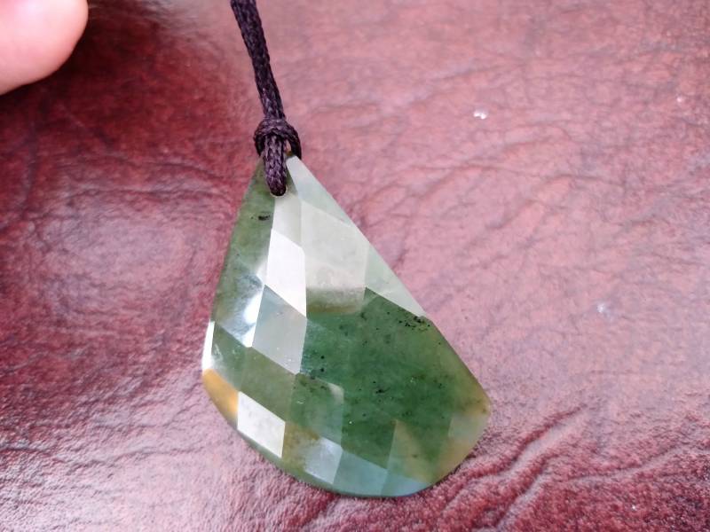 Nephrit Jade Facettierter Tropfen Anhänger. S400 von Eximha