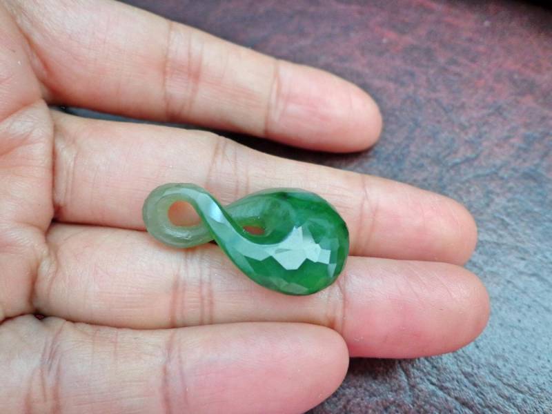 Nephrit Jade Funkeln Facettiert Acht Anhänger. S33 von Eximha