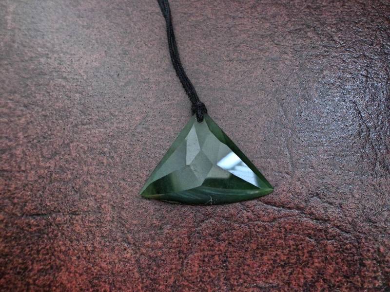 Nephrit Jade Funkeln Facettierter Dreieck Anhänger. S412 von Eximha
