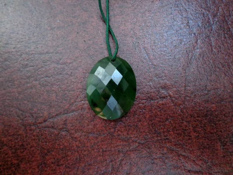 Nephrit Jade Funkeln Facettierter Ovaler Anhänger. S409 von Eximha
