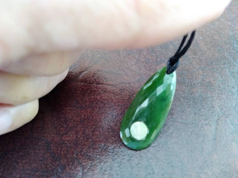 Nephrit Jade Funkeln Facettierter Tropfen Anhänger Und 2 Konchs. S255 von Eximha