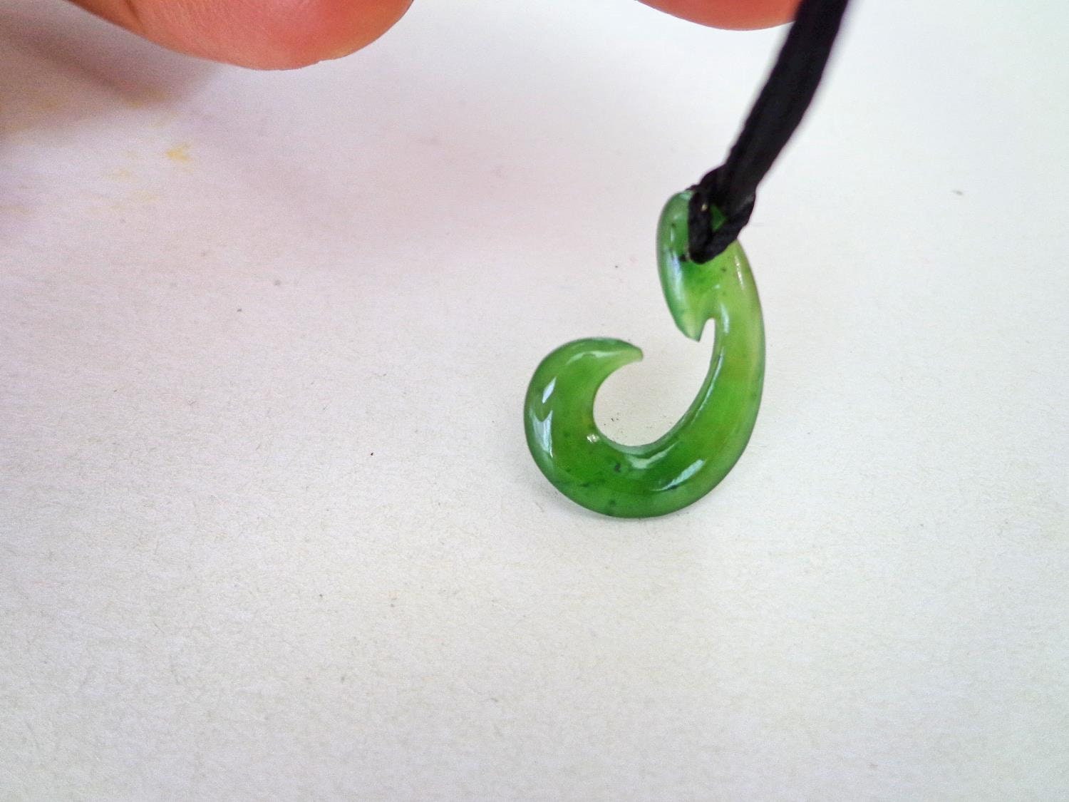 Nephrit Jade Haken Anhänger. S79 von Eximha