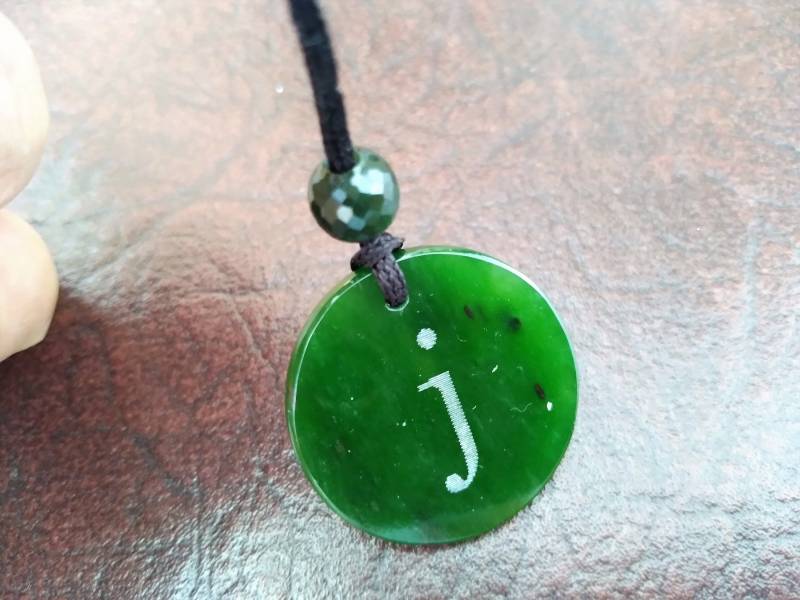 Nephrit Jade J Buchstaben Anhänger Und Funkeln Facettierte Rundperle. S60 von Eximha