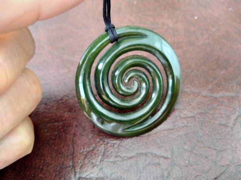 Nephrit Jade Koru Twist Union Anhänger. S380 Nephrit Jade Koru Twist Union Anhänger. S380 von Eximha