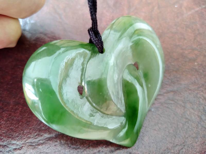 Nephrit Jade Spiral Herz Anhänger. S245 von Eximha