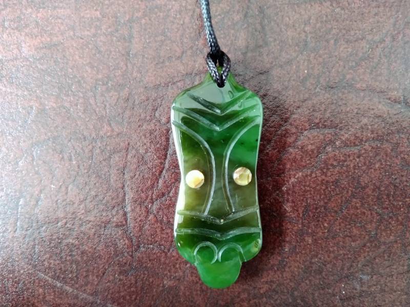 Nephrit Jade Tiki Gesicht Anhänger Mit Zwei Seitlichen Conch Augen. S185 Nephrit Jade Tiki Gesicht Anhänger Mit Zwei Seitlichen Conch Augen. S185 von Eximha