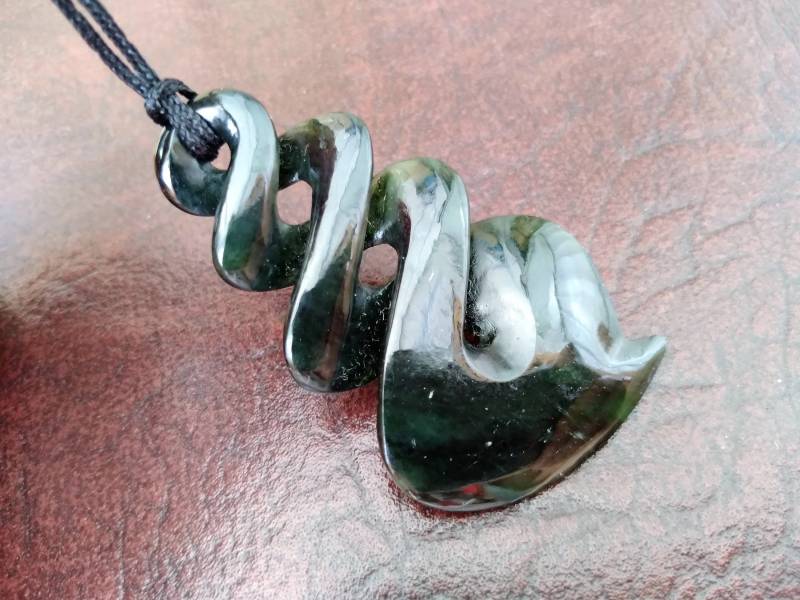Nephrit Jade Trinity Twist Anhänger. Sd368 von Eximha
