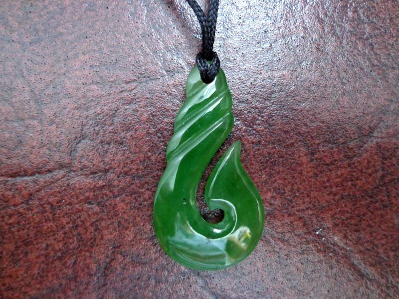 Nephrit Jade Twist Anhänger. S85 von Eximha