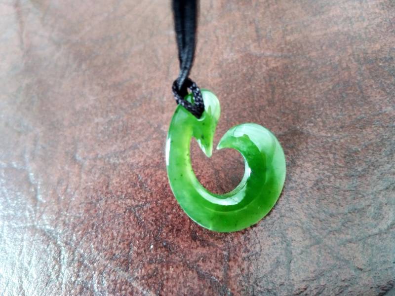 Nephrit Jade Twist Vogel Anhänger. S112 von Eximha