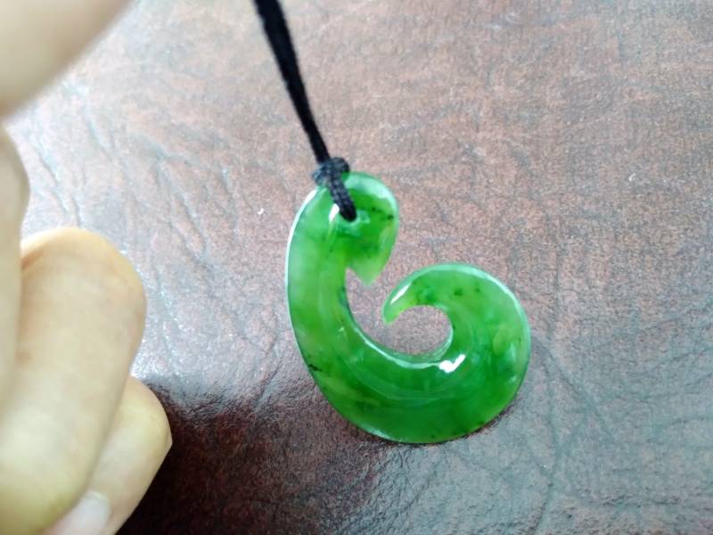 Nephrit Jade Twist Vogel Anhänger. S114 von Eximha