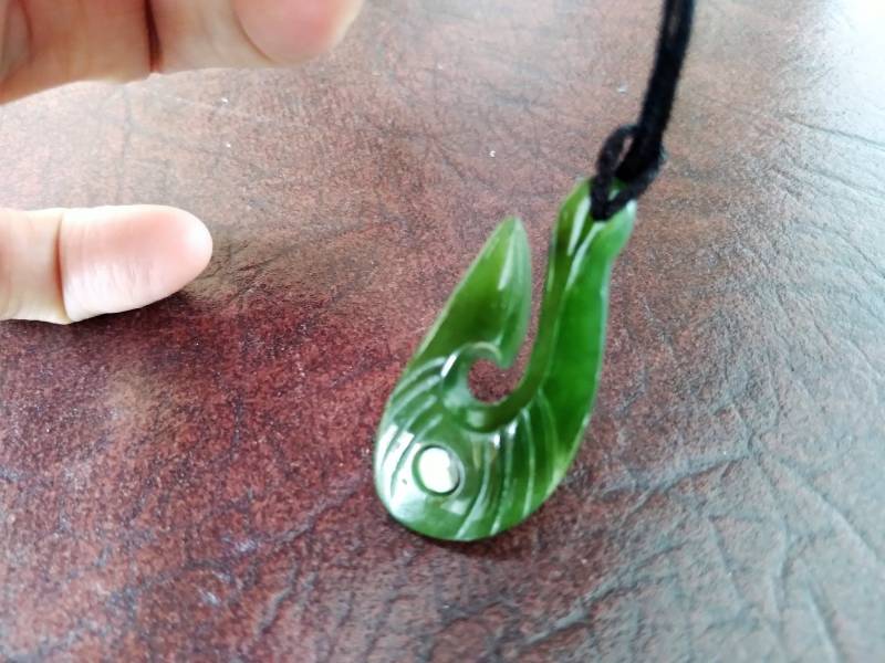 Nephrit Jade Vogelflügel Anhänger Mit Zwei Konchs. S184 Nephrit Jade Vogelflügel Anhänger Mit Zwei Konchs. S184 von Eximha