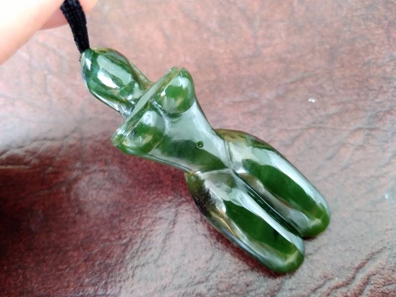 Nephrit Jade Weiblicher Körper Anhänger. S283 von Eximha