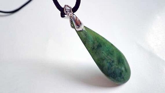 Nephrite Jade Tropfen Anhänger. S180 Nephrite Jade Tropfen Anhänger. S180 von Eximha