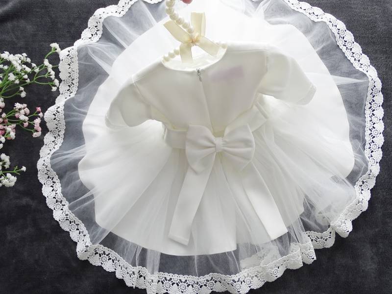 Elegantes Baby Taufkleid Für Mädchen - Weiches Tüllkleid in Ecru Mit Stickereien Und Schleife Perfekt Die Taufe von ExklusivFestmode